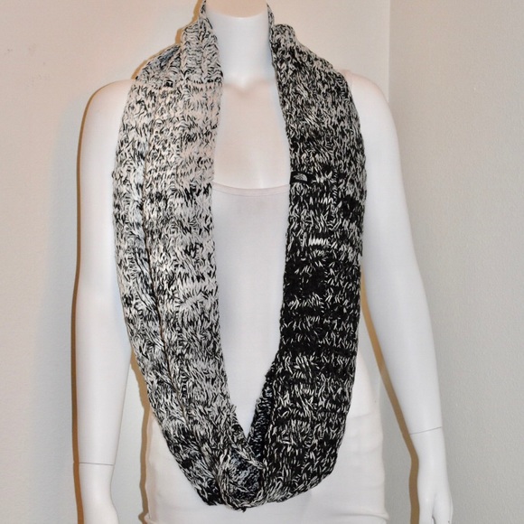 THE NORTH FACE WOMEN’S EAR GEAR AND SCARF SET - Picture 6 of 8